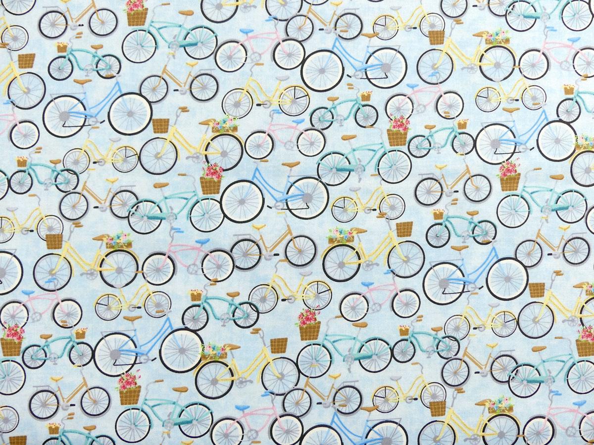 Patchworkstoff mit vielen bunten Fahrrädern aus der Kollektion Beach Bound von Henry Glass